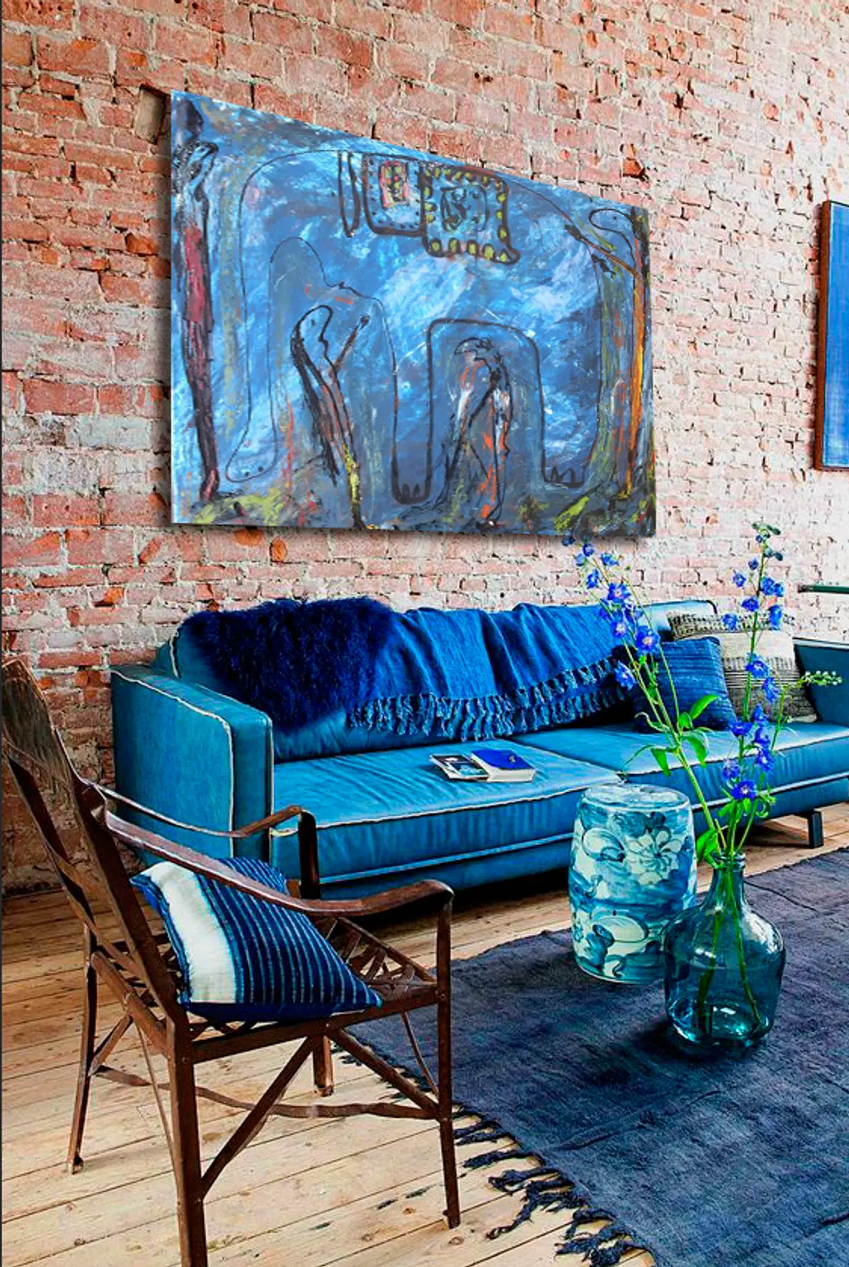 Sala com quadro abstrato azul e tijolo exposto — projeto Mix 7, por Cristóbal Peña y Lillo, em Buenos Aires
